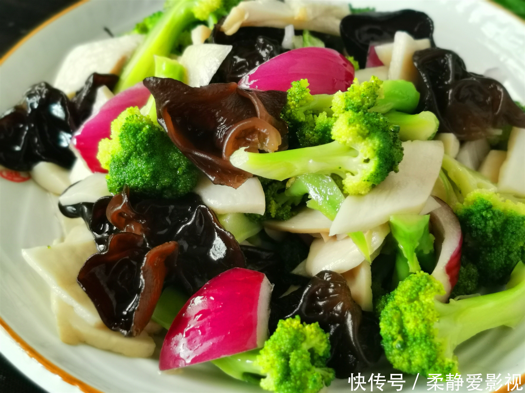 放在冷水中|夏季天热,吃肉不如吃这个菜,营养全面,开胃下饭,清肠排毒