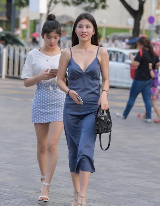 高跟鞋 150斤还喜欢穿裙子，裹身裙穿成“紧身裙”，为了显瘦豁出去了