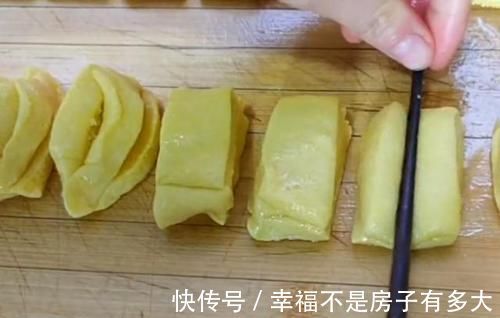 玉米面别烙饼啦,试试这样做,3元成本做1筐,小巧迷你,比肉还香