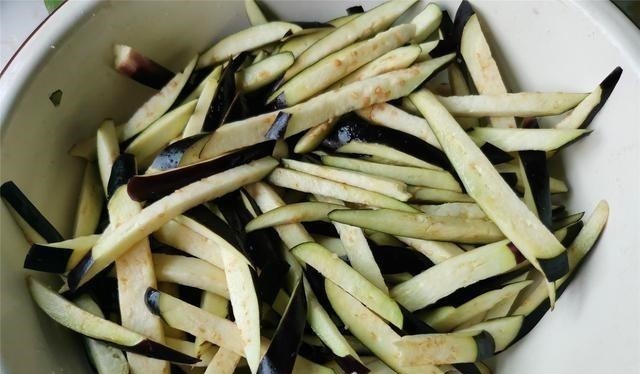 茄子和这个食材是绝配，做法少油更健康，好吃入味更下饭