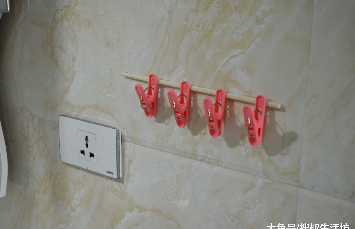 塑料夹子粘在筷子上, 放在卫生间有大用处, 解决了家家户户的烦恼