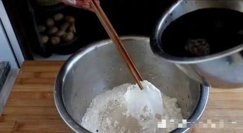 红糖大枣发糕的详细制作方法,又香又甜又好吃,做法简单易懂