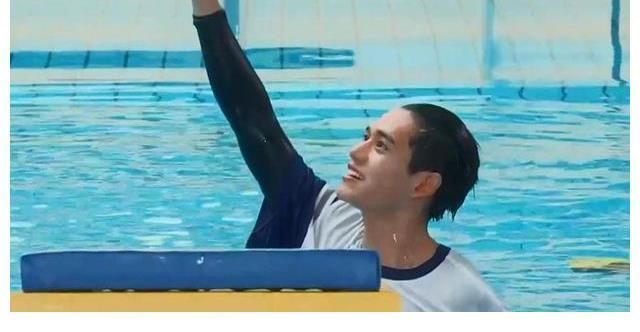 b同样是常驻女嘉宾，宋雨琦落水，baby找男生顶替，李晨看不下去了