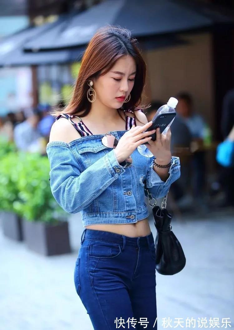 毛绒球 牛仔露脐一字领外套搭配紧身小脚裤,欧美嘻哈女人味浓!