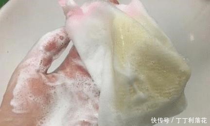 嘴角的下巴总是有白色的痘痘,且还连成一片,是螨虫吗