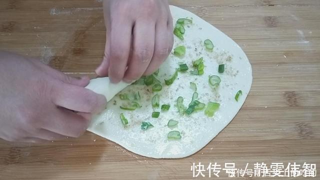 葱花饼这样做太香了，多加1种食材，外酥里软，凉了也不硬，解馋