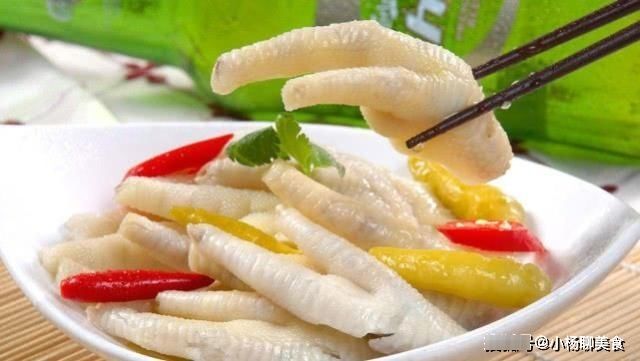 做泡椒凤爪时，有两个细节要下功夫，做出的泡椒凤爪才能香气扑鼻