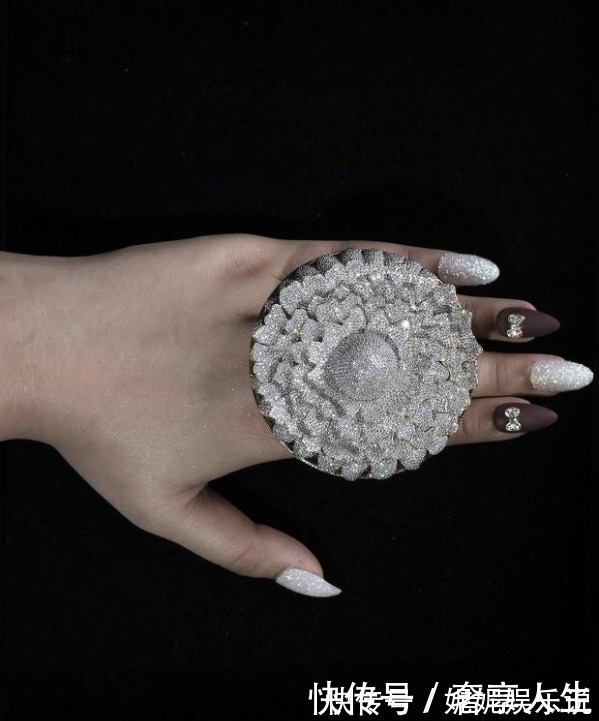 世界纪录 镶嵌12638颗钻石的戒指创世界纪录,珠宝首饰不用大合适就好