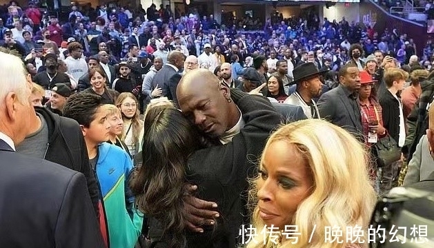 布莱恩|科比的39岁遗孀现身NBA现场全黑造型显得太壮实,与保罗深情拥抱