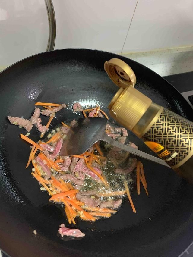 适量|在家做炒面,要是这样炒,面条更劲道,再也不粘锅
