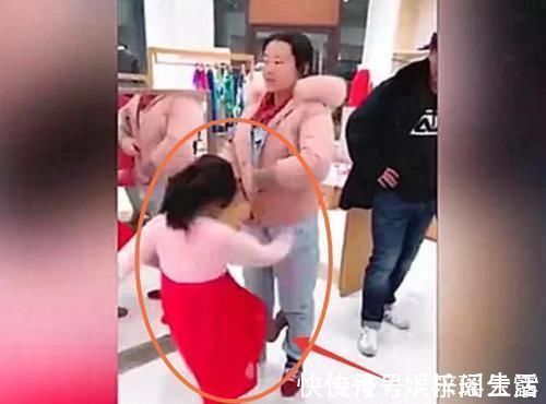 饮料|忘记给女儿买果汁,妈妈被5岁女儿连踢三脚,爸爸的回击让人解气