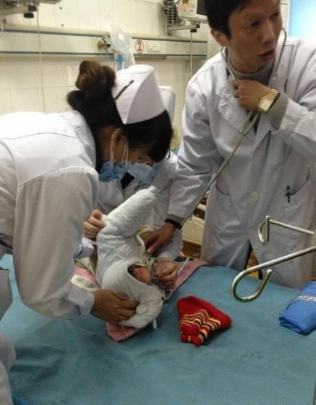新生儿|3个月婴儿突发肺气肿送急救,医生查出原因后连摇头无知坑娃