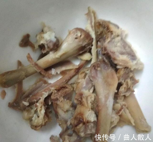 花朵|三角梅开花少,一种粉末埋土里,枝条长得壮,花朵开爆盆!