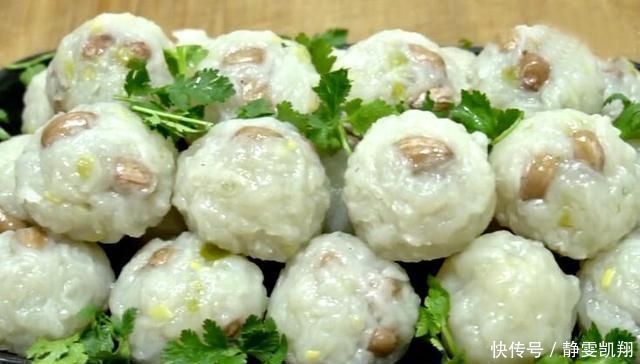 鲜嫩|丸子这样做最好吃,不放面粉不加水,鲜嫩又营养,我家2天做一回