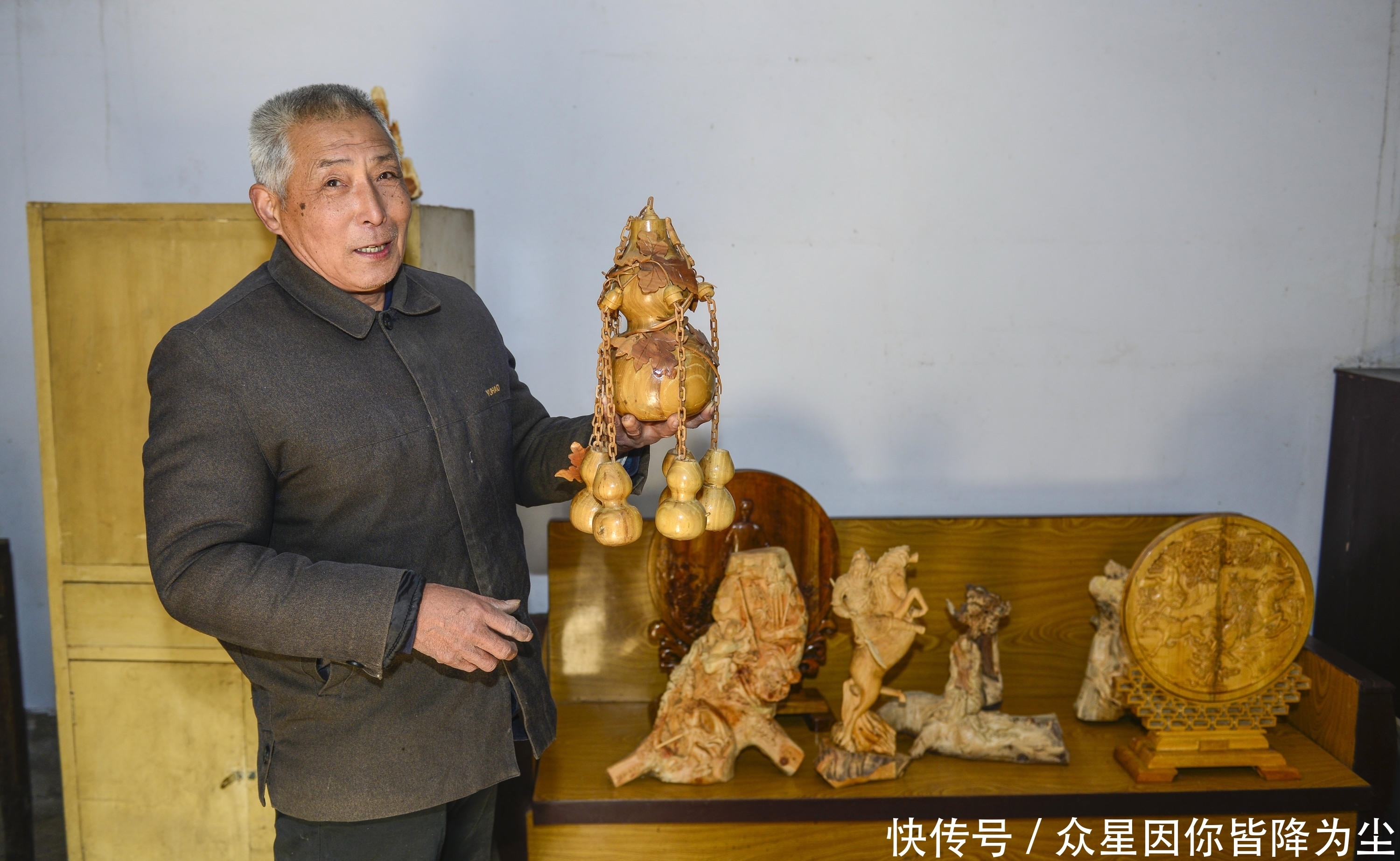 技艺|70岁老人40年如一日一把刻刀坚守木雕技艺,笑称不为挣钱只为子孙