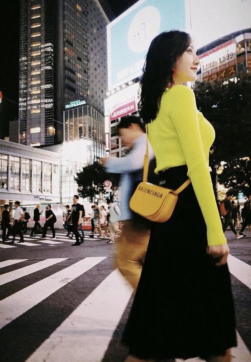 服装搭配|眼神真挺有味道的,毛衣搭配更有高级感,真有大家闺秀感