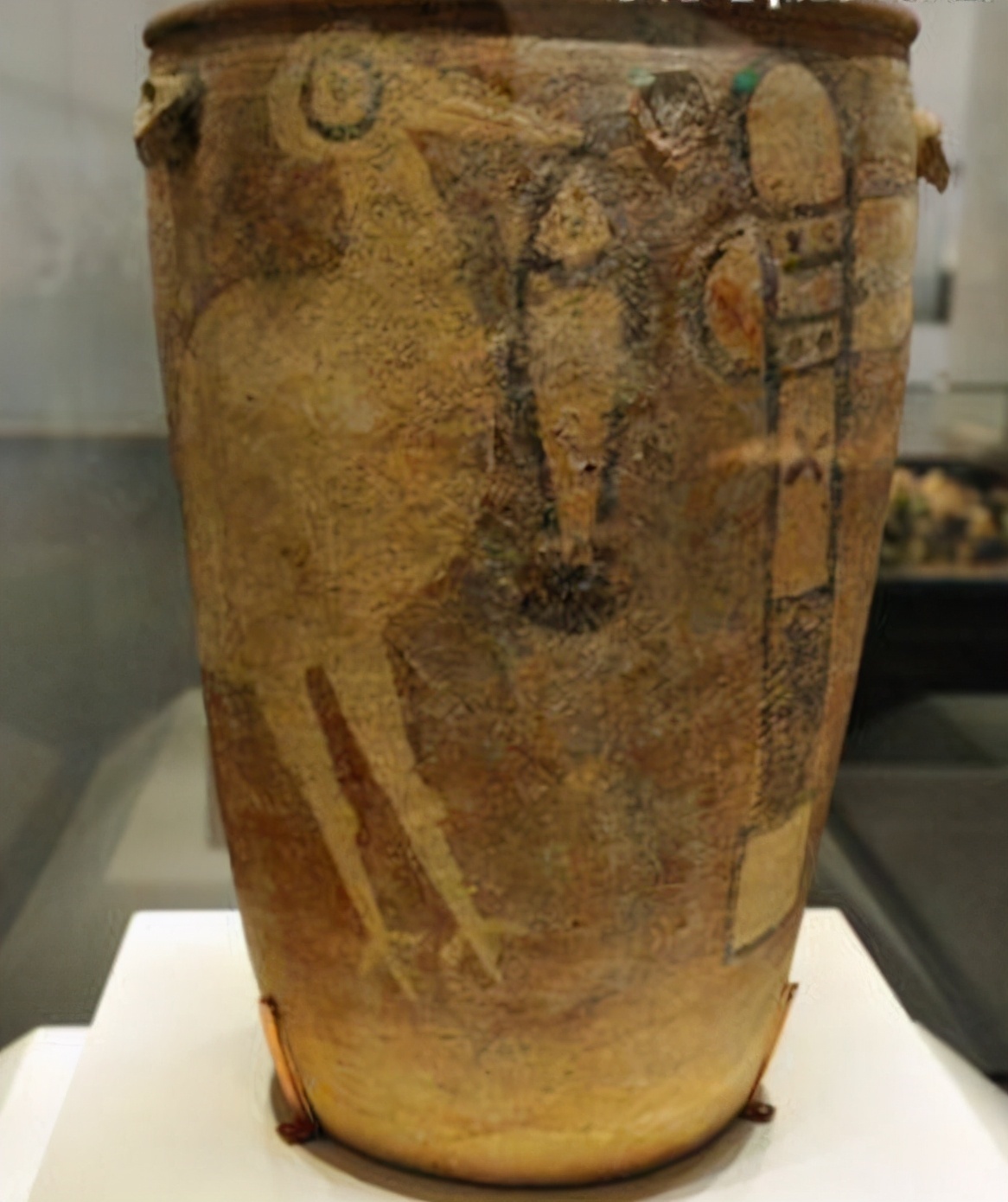 这件文物乃是国宝中的国宝,禁止出国展览,发现者获五双手套奖励