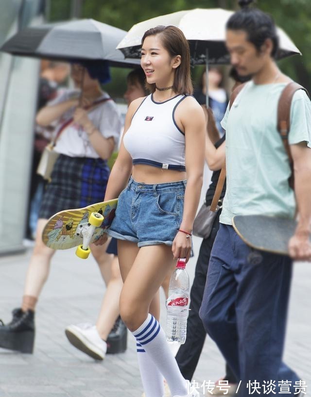 风衣|白色无袖背心搭配黑色紧身裤，特别简单，同时也很减龄