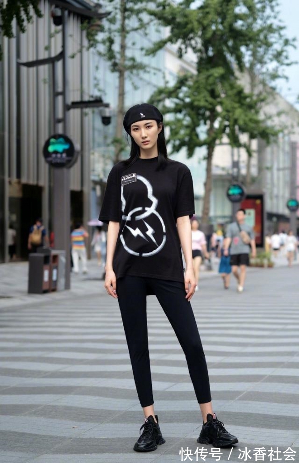 肤白貌美|路人街拍,太阳帽T恤衫搭配破洞牛仔裤,利落大气很显身材