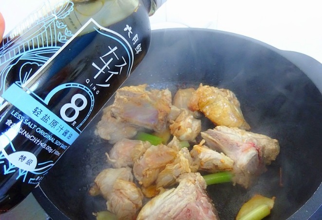 这个方法焖排骨,百吃不厌,不加一滴水,鲜香软烂又入味,特香