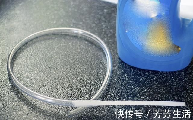 洗了这么多年的碗，才知道打开水槽上的小孔，塞一根软管方便洗碗