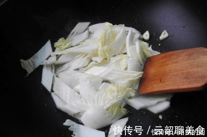 猪油|醋溜白菜,切好不要直接炒!掌握3个技巧,白菜脆爽入味,不出水