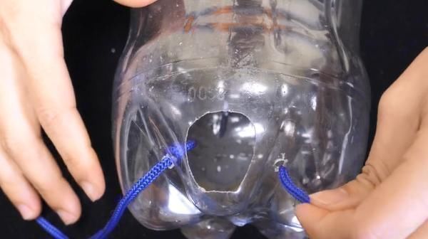 出水口处|大号塑料瓶不要扔,在瓶底穿2根绳子太厉害了,家家户户都需要