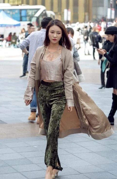 凸显|街拍:气质美女白色系的穿搭,清新唯美,凸显好身材