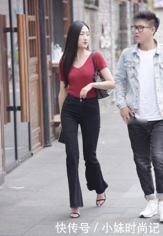 街拍红色上衣塞进喇叭裤尽显“都市女性”夏日风,束脚高跟鞋一般人驾驭不了