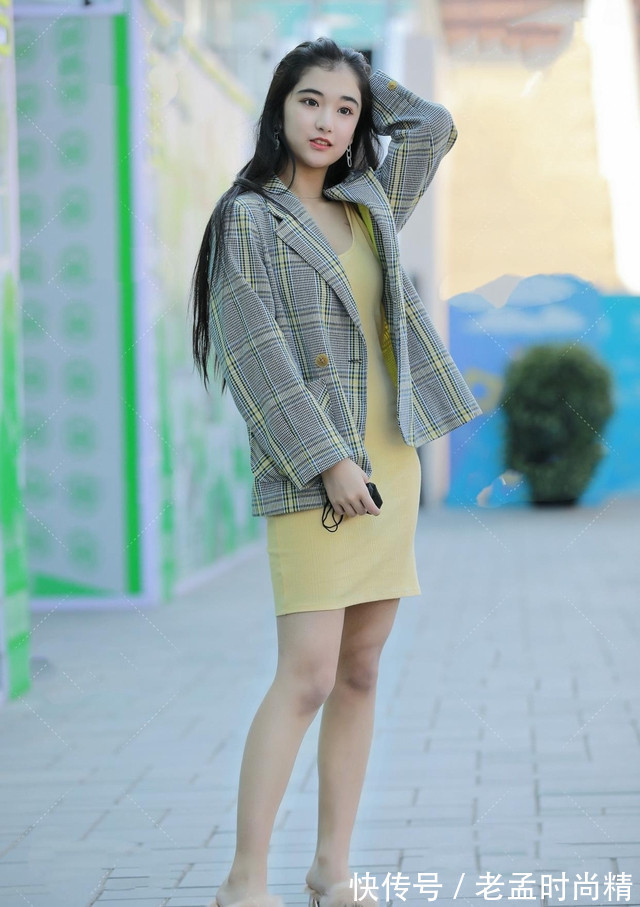 淑女 时尚穿搭:浅绿色西装外套,搭配黄色连衣裙,尽显淑女气质