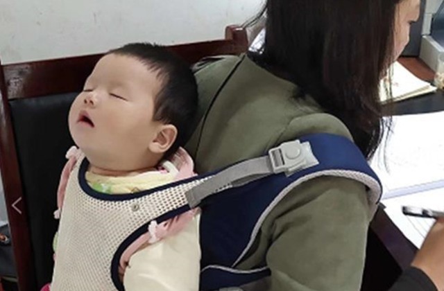 懂事|最懂事宝宝火了,安静坐在桌子底下陪母亲工作,画面令人心疼