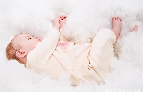 孩子|孩子熟睡后总爱“满床打滚”?背后的原因都在这里,宝妈要当心!