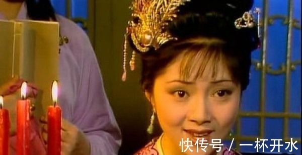 王熙凤!薛宝钗端庄大方她对表姐的一个称呼露出了破绽,太没教养了!