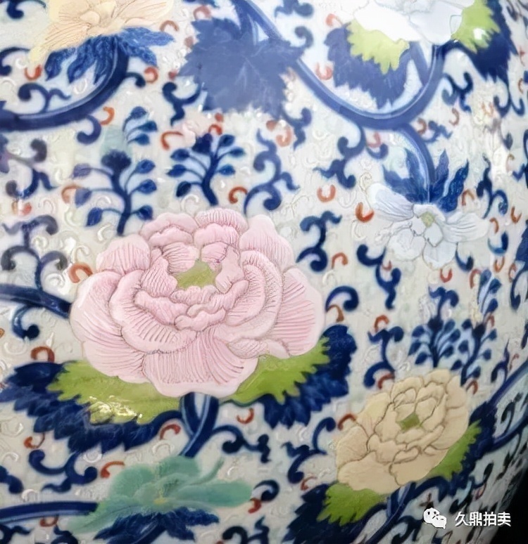 乾隆时期#「精品赏析」 清乾隆 青花珐琅粉彩 描金连枝花卉纹 天球瓶