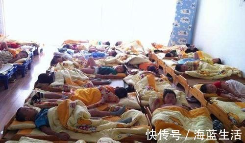 学校|老师在群里发出孩子午睡照片,家长看到后找学校要说法,园长道歉