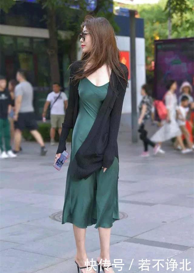 优雅|街拍,妆容精致的美女,蓝色短裙女孩透出优雅之美