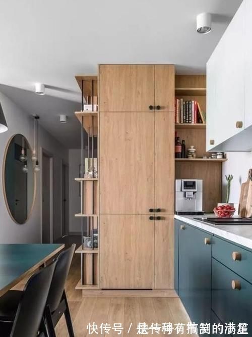 原木色|66㎡两居,以储物柜做隔断,以墨绿和原木配色,实用的文艺范儿