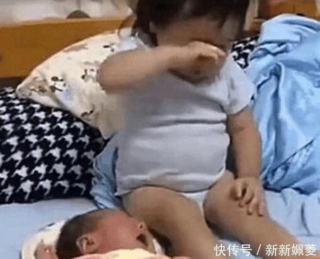 家长们|2岁姐姐被3个月大的弟弟吵醒,看到妈妈不在,姐姐的做法很暖心