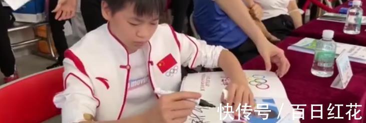 后辈|全红婵变化真大!1年前领奖,1年后颁奖!为后辈签名,撸起袖子