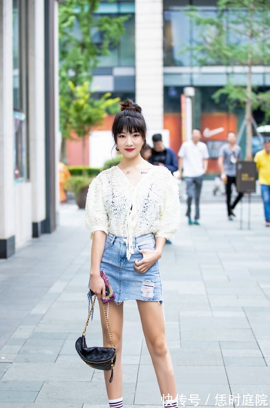 搭配 不同颜色的半身短裙,美女们清凉舒适的搭配,扮美了夏季街头