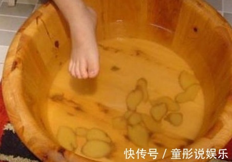 泡脚|夏天用两种东西泡脚,祛湿气效果翻倍,一周后湿气垃圾都排出来了