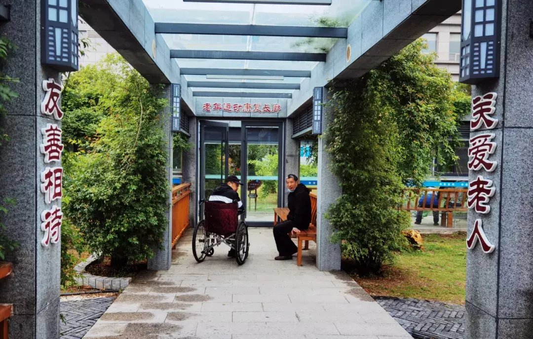 老年|连二医老年医学科收到患者吴继强家属送来的锦旗