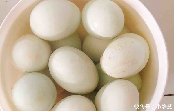 咸鸭蛋自己在家就可以做!配方和比例教给你,干净又好吃!