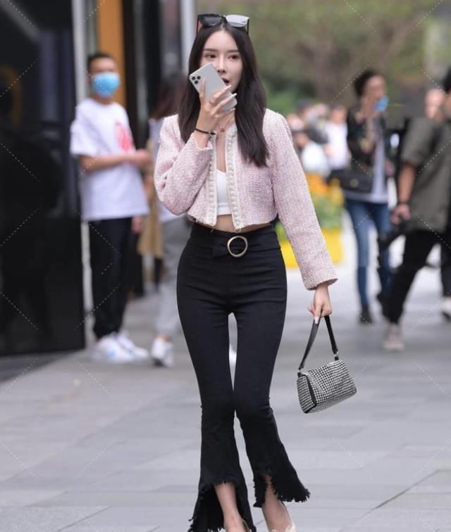 穿“沙漏型”瑜伽裤的辣妈，使人感到眼前一亮，非常不错