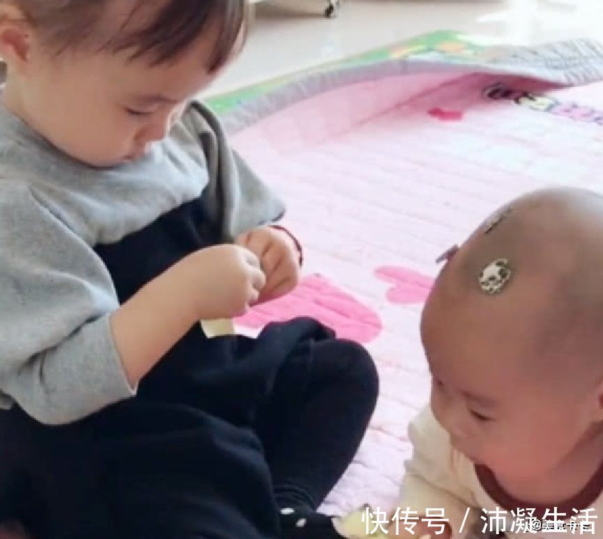 小姐姐|妈妈让姐姐照看弟弟，进屋看到眼前画面乐翻，网友：不闹就行