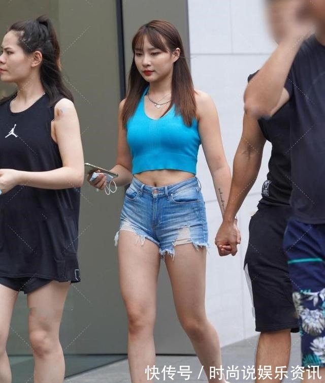 挂颈 蓝色挂颈小背心，搭配破洞牛仔裤，清凉百搭，时尚休闲！