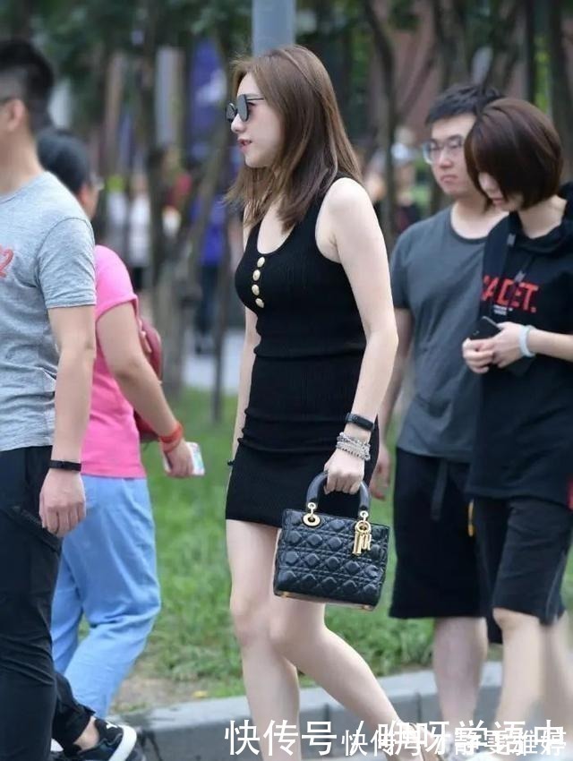 高跟鞋 吊带裙透出姑娘的高级优雅感,有一种独特魅力,时尚百搭