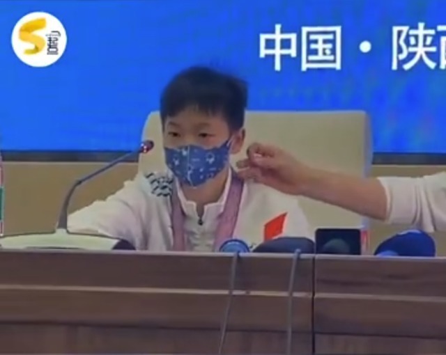 全红婵|全红婵获奖感言逗笑记者!红姐玩起冷幽默,为何下意识躲闪教练?