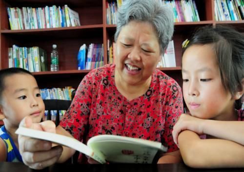 外孙|姥爷逗外孙:总来蹭饭羞不羞?4岁孩子的童言稚语让气氛略显尴尬