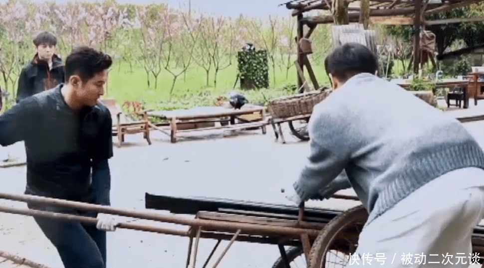 《向往》艺兴获拖拉机证时有谁注意李荣浩反应?不愧是“不荣艺”